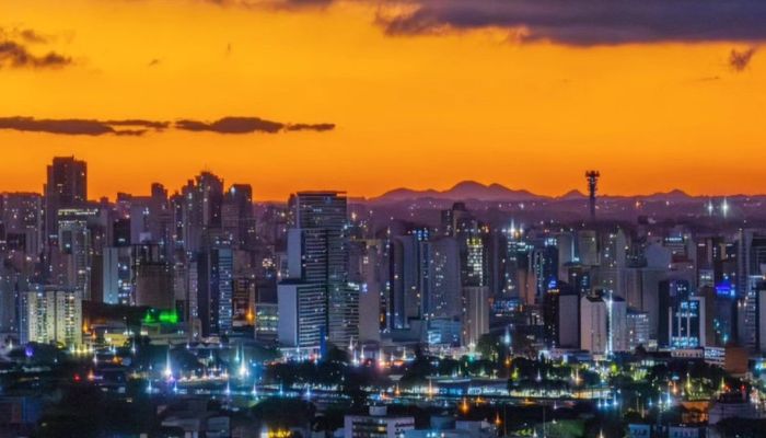 Foto: Daniel Castellano/SEDEST Céu laranja: poluição impacta na luz do sol e alerta para risco de incêndios, explica o Simepar